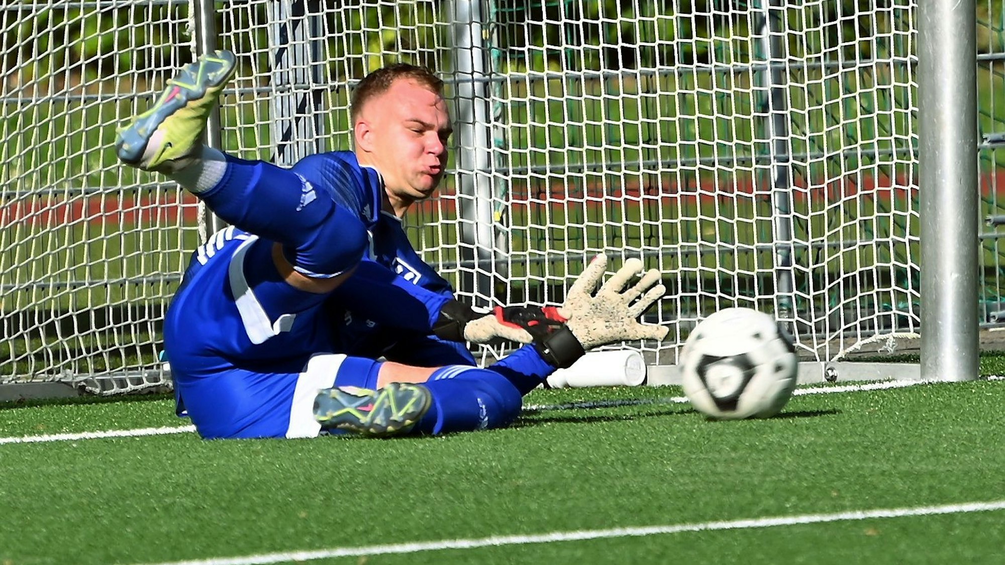 01.10.2023, Fussball-SV Schlebusch - Oberpleis
Torwart Christoph Geschonneck (Schlebusch) hält den Elfmeter
Foto: Uli Herhaus
