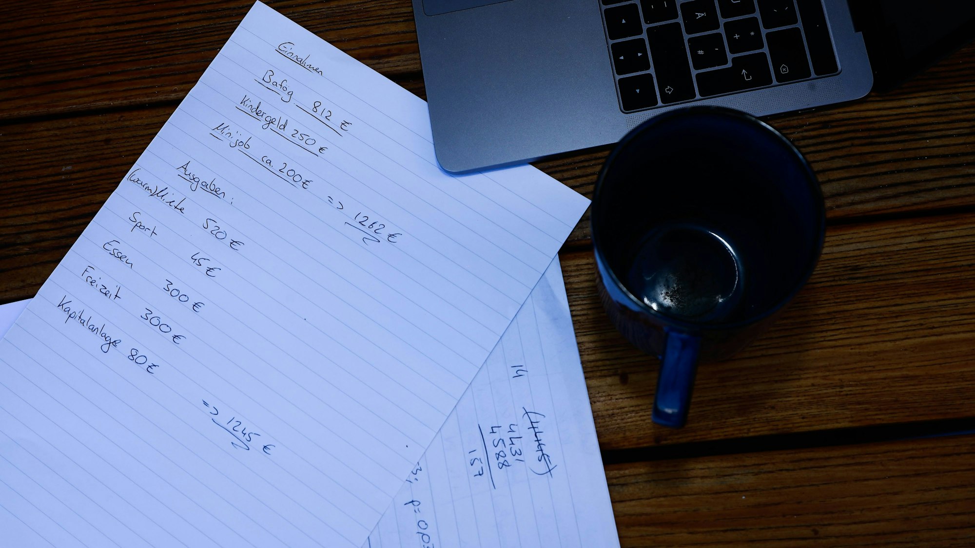 Student Leon hat aufgeschrieben, was er monatlich einnimmt und ausgibt.