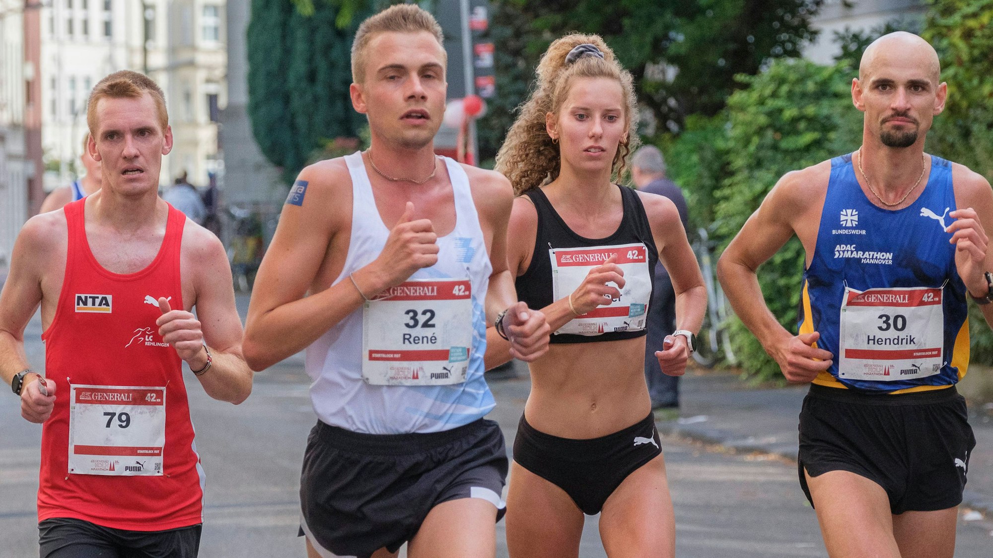 Die deutsche Meisterin Esther Jacobitz beim Köln Marathon 2023 mit drei weiteren Läufern auf der Strecke.