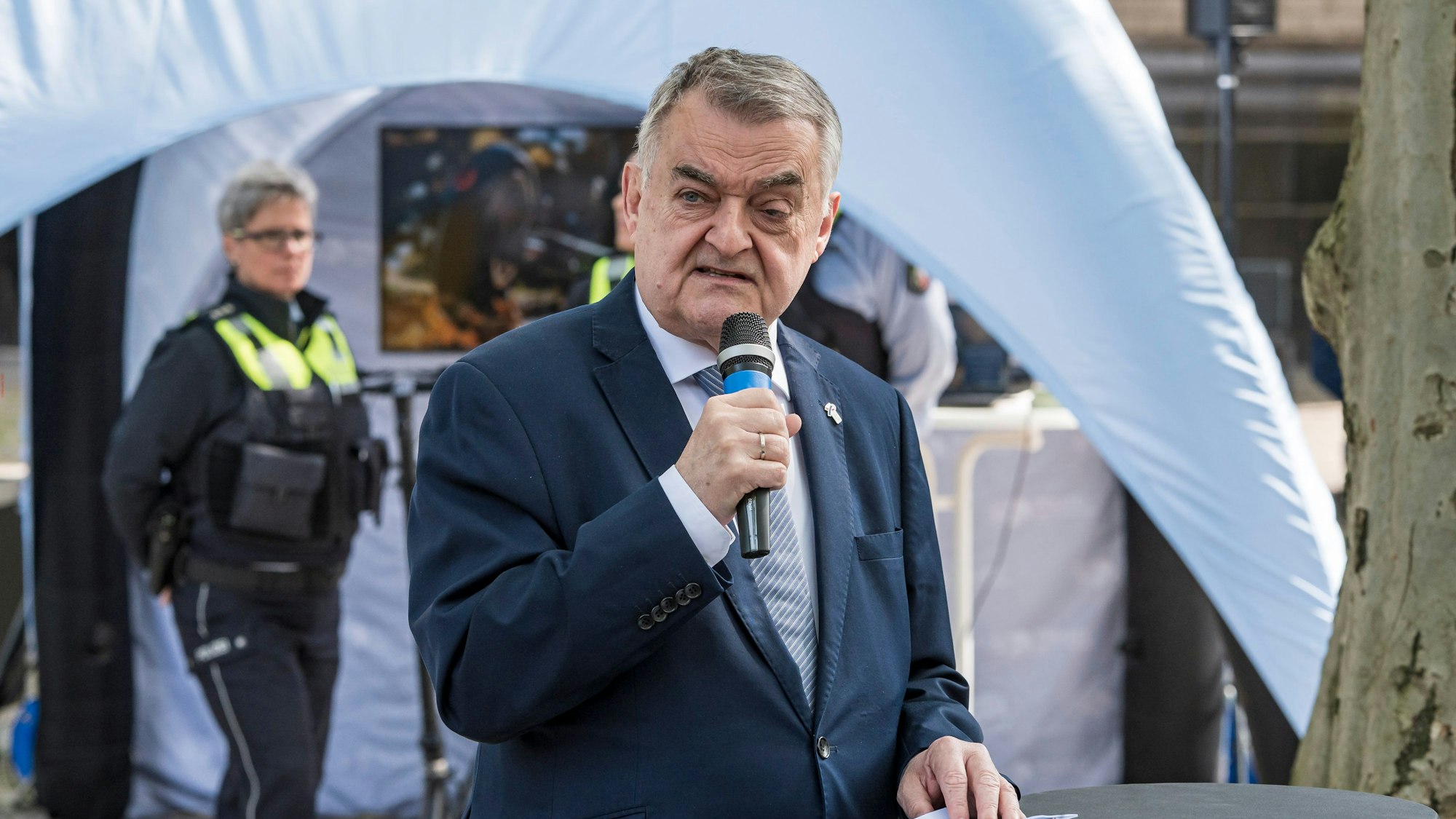 Herbert Reul im Mai 2022 bei einem Besuch in Köln.