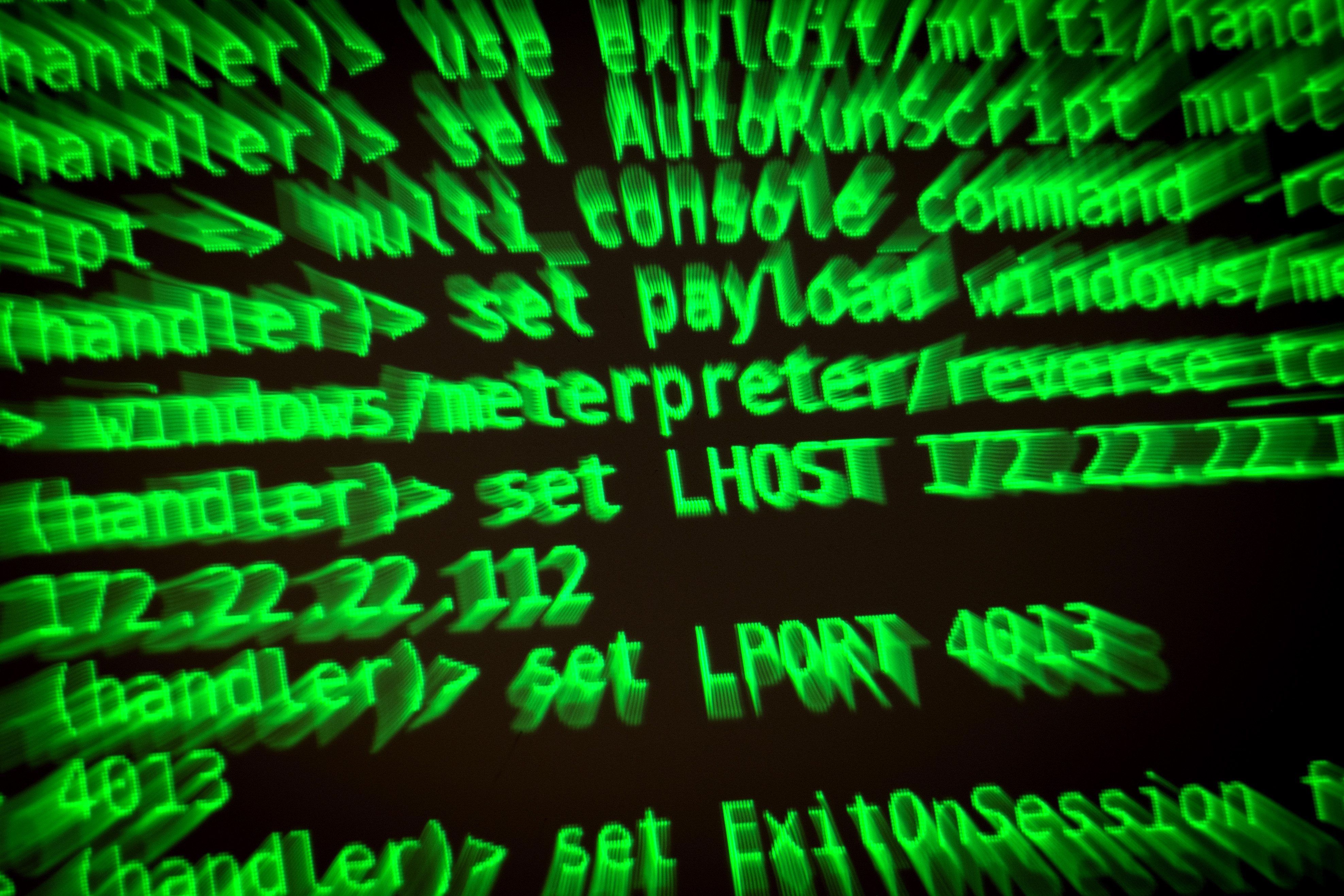 ARCHIV - 12.09.2019, Niedersachsen, Hannover: ILLUSTRATION - Buchstaben und Zahlen leuchten auf einem Bildschirm, auf dem ein Hacker-Programm geöffnet ist. Krisenstäbe und Behördenleiter in Bund und Ländern üben seit Mittwochmorgen, was bei einem massiven Cyberangriff auf Regierung und Verwaltung zu tun wäre. Der Startknopf für die zweitägige heiße Phase der Übung «Lükex 23» wurde am Mittwoch um 9.00 Uhr beim Bundesamt für Bevölkerungsschutz und Katastrophenhilfe (BBK) gedrückt, wie eine Sprecherin bestätigte. (zu dpa «Bundesweite Krisenübung hat begonnen: Was tun, wenn der Hacker kommt?») Foto: Sina Schuldt/dpa +++ dpa-Bildfunk +++