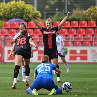 Karolina Lea Vilhjamsdottir B04, 18 und Nikola Karczewska B04, 9 bejubeln das 5:0 - alle 5 Tore von beiden Spielerinnen zusammen erzielt, 30.09.2023, Leverkusen Deutschland, Fussball,google Pixel Frauenbundesliga - bayer 04 Leverkusen - 1.FC Nürnberg, DFB/DFL REGULATIONS PROHIBIT ANY USE OF PHOTOGRAPHS AS IMAGE SEQUENCES AND/OR QUASI-VIDEO. *** Karolina Lea Vilhjamsdottir B04, 18 and Nikola Karczewska B04, 9 cheer the 5 0 all 5 goals scored by both players together, 30 09 2023, Leverkusen Germany , football,google pixel Frauenbundesliga bayer 04 Leverkusen 1 FC Nürnberg, DFB DFL REGULATIONS PROHIBIT ANY USE OF PHOTOGRAPHS AS IMAGE SEQUENCES AND OR QUASI VIDEO xmkx