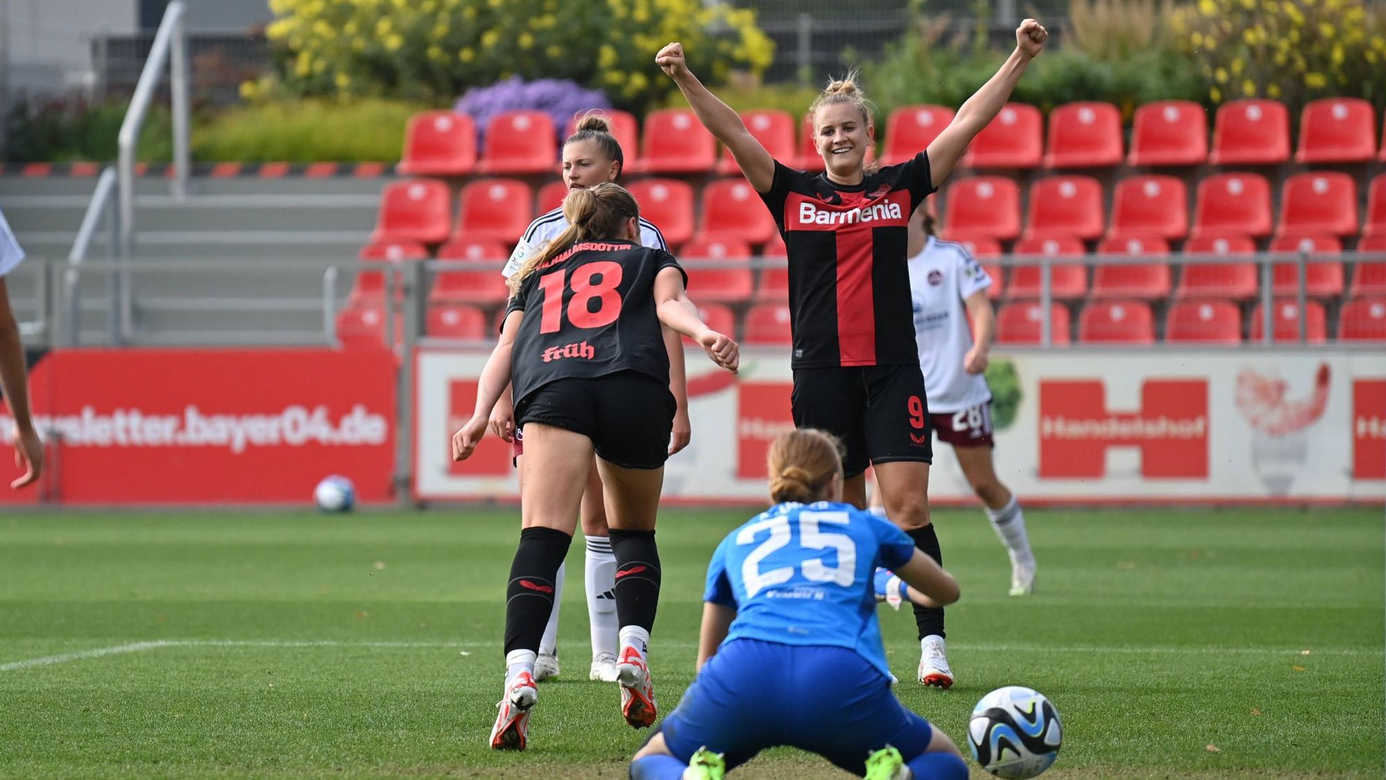Karolina Lea Vilhjamsdottir B04, 18 und Nikola Karczewska B04, 9 bejubeln das 5:0 - alle 5 Tore von beiden Spielerinnen zusammen erzielt, 30.09.2023, Leverkusen Deutschland, Fussball,google Pixel Frauenbundesliga - bayer 04 Leverkusen - 1.FC Nürnberg, DFB/DFL REGULATIONS PROHIBIT ANY USE OF PHOTOGRAPHS AS IMAGE SEQUENCES AND/OR QUASI-VIDEO. *** Karolina Lea Vilhjamsdottir B04, 18 and Nikola Karczewska B04, 9 cheer the 5 0 all 5 goals scored by both players together, 30 09 2023, Leverkusen Germany , football,google pixel Frauenbundesliga bayer 04 Leverkusen 1 FC Nürnberg, DFB DFL REGULATIONS PROHIBIT ANY USE OF PHOTOGRAPHS AS IMAGE SEQUENCES AND OR QUASI VIDEO xmkx