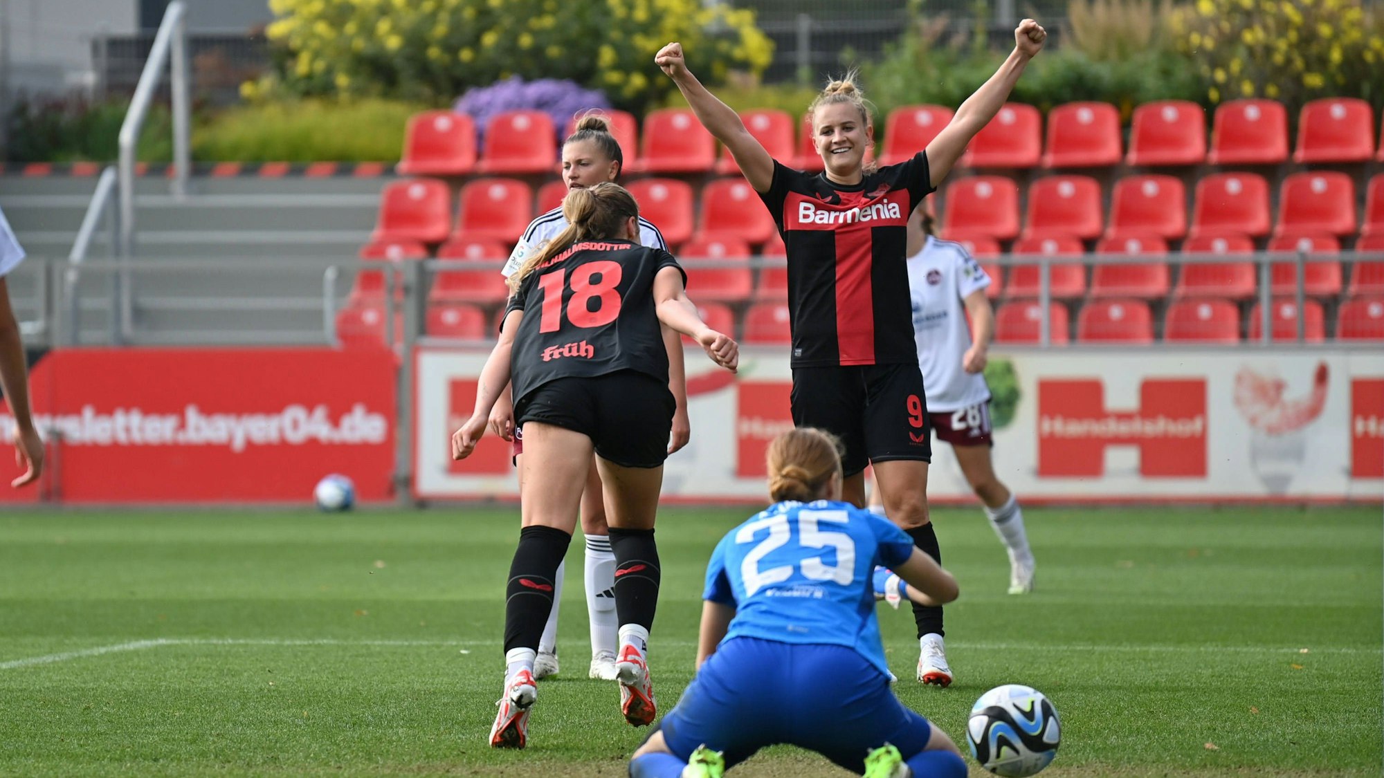 Karolina Lea Vilhjamsdottir B04, 18 und Nikola Karczewska B04, 9 bejubeln das 5:0 - alle 5 Tore von beiden Spielerinnen zusammen erzielt, 30.09.2023, Leverkusen Deutschland, Fussball,google Pixel Frauenbundesliga - bayer 04 Leverkusen - 1.FC Nürnberg, DFB/DFL REGULATIONS PROHIBIT ANY USE OF PHOTOGRAPHS AS IMAGE SEQUENCES AND/OR QUASI-VIDEO. *** Karolina Lea Vilhjamsdottir B04, 18 and Nikola Karczewska B04, 9 cheer the 5 0 all 5 goals scored by both players together, 30 09 2023, Leverkusen Germany , football,google pixel Frauenbundesliga bayer 04 Leverkusen 1 FC Nürnberg, DFB DFL REGULATIONS PROHIBIT ANY USE OF PHOTOGRAPHS AS IMAGE SEQUENCES AND OR QUASI VIDEO xmkx