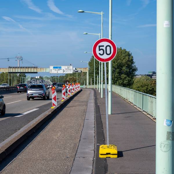 Seit Sonntag stehen die neuen Schilder auf der Zoobrücke, es gilt jetzt Tempo 50 statt zuvor Tempo 80.