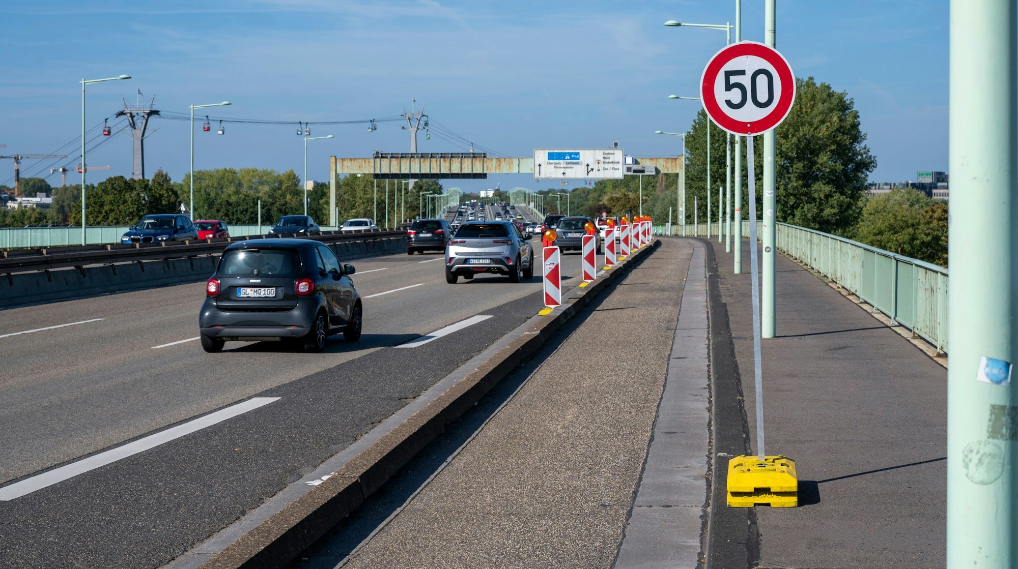 Seit Sonntag stehen die neuen Schilder auf der Zoobrücke, es gilt jetzt Tempo 50 statt zuvor Tempo 80.