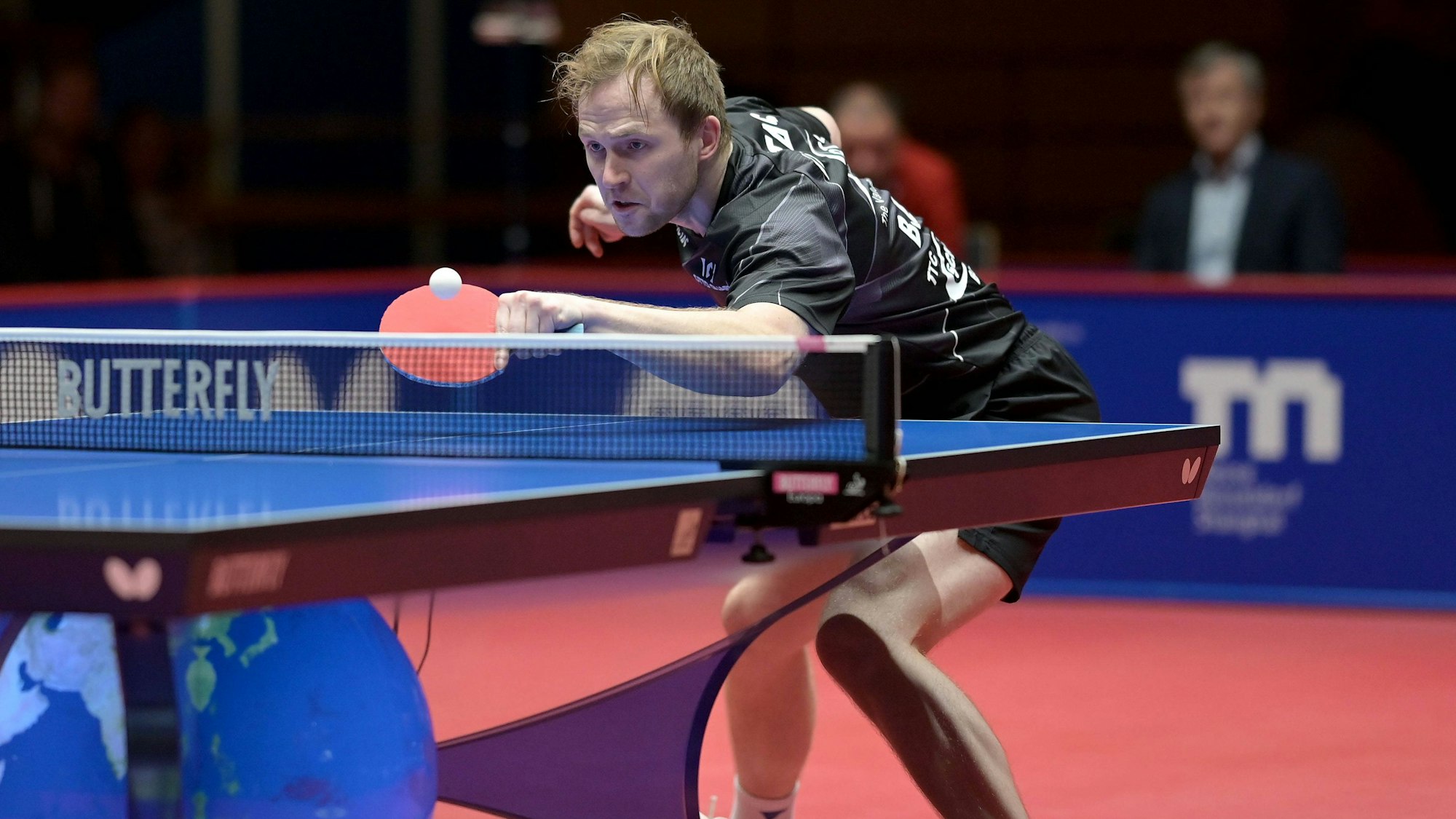 Linkshänder Benedikt Duda spielt den Tischtennisball gefühlvoll übers Netz.