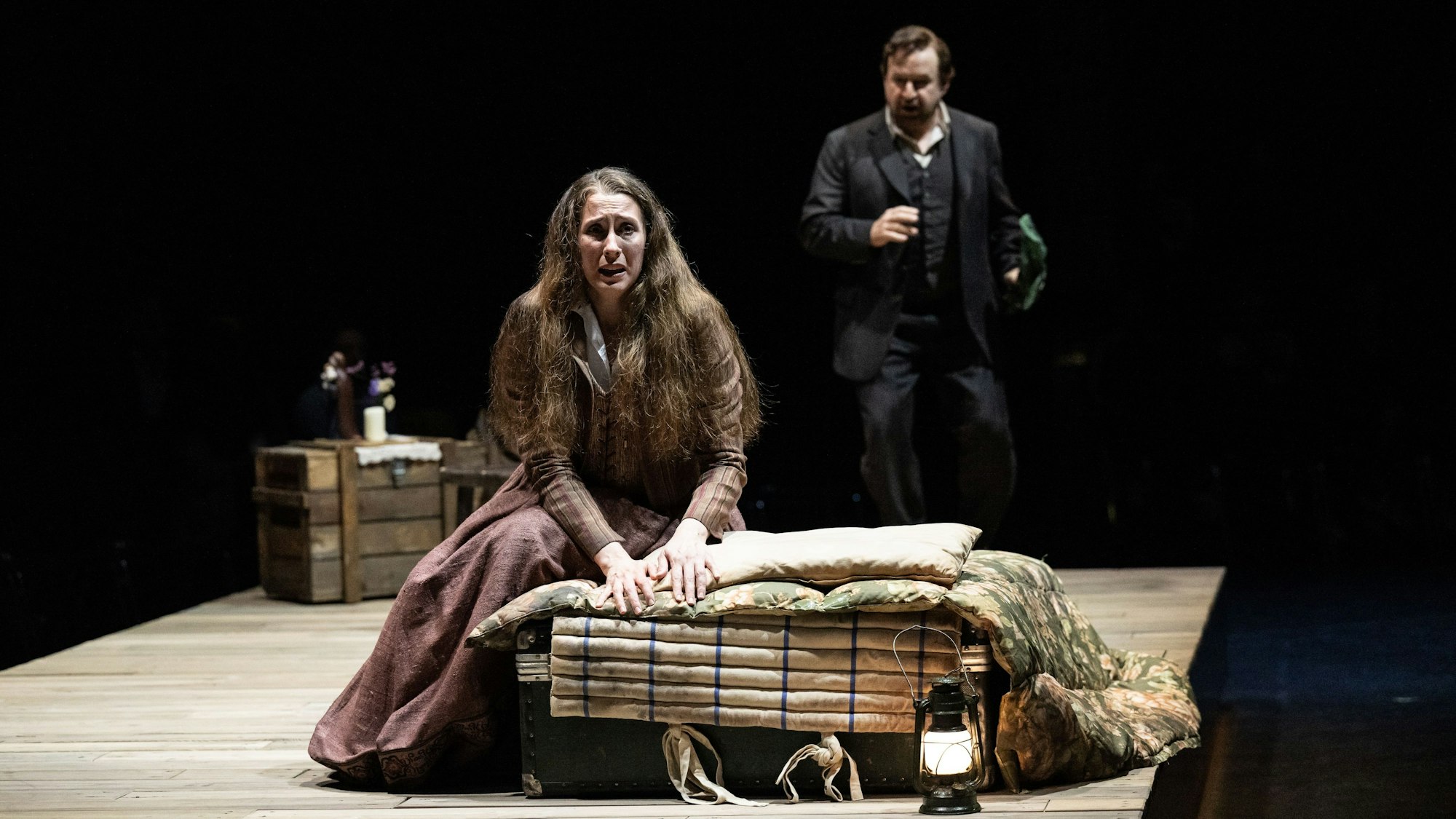 Emily Hindrichs und John Heuzenroeder in der Uraufführung von „The Strangers“ an der Oper Köln