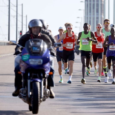 Teilnehmer beim 25. Generali Köln Marathon laufen über die Deutzer Brücke. Im Bild die Spitzengruppe mit Jonathan Dahlke.