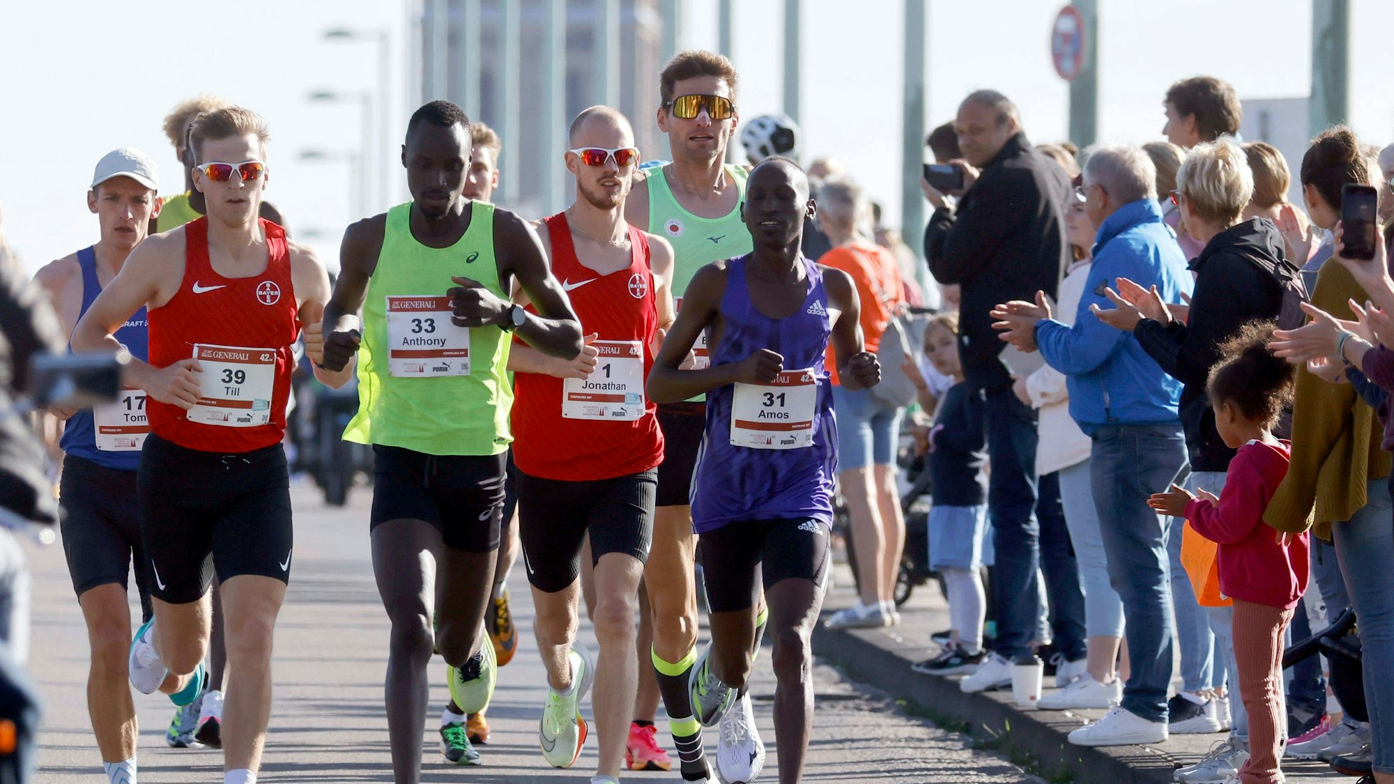 Teilnehmer beim 25. Generali Köln Marathon laufen über die Deutzer Brücke. Im Bild die Spitzengruppe mit Jonathan Dahlke.
