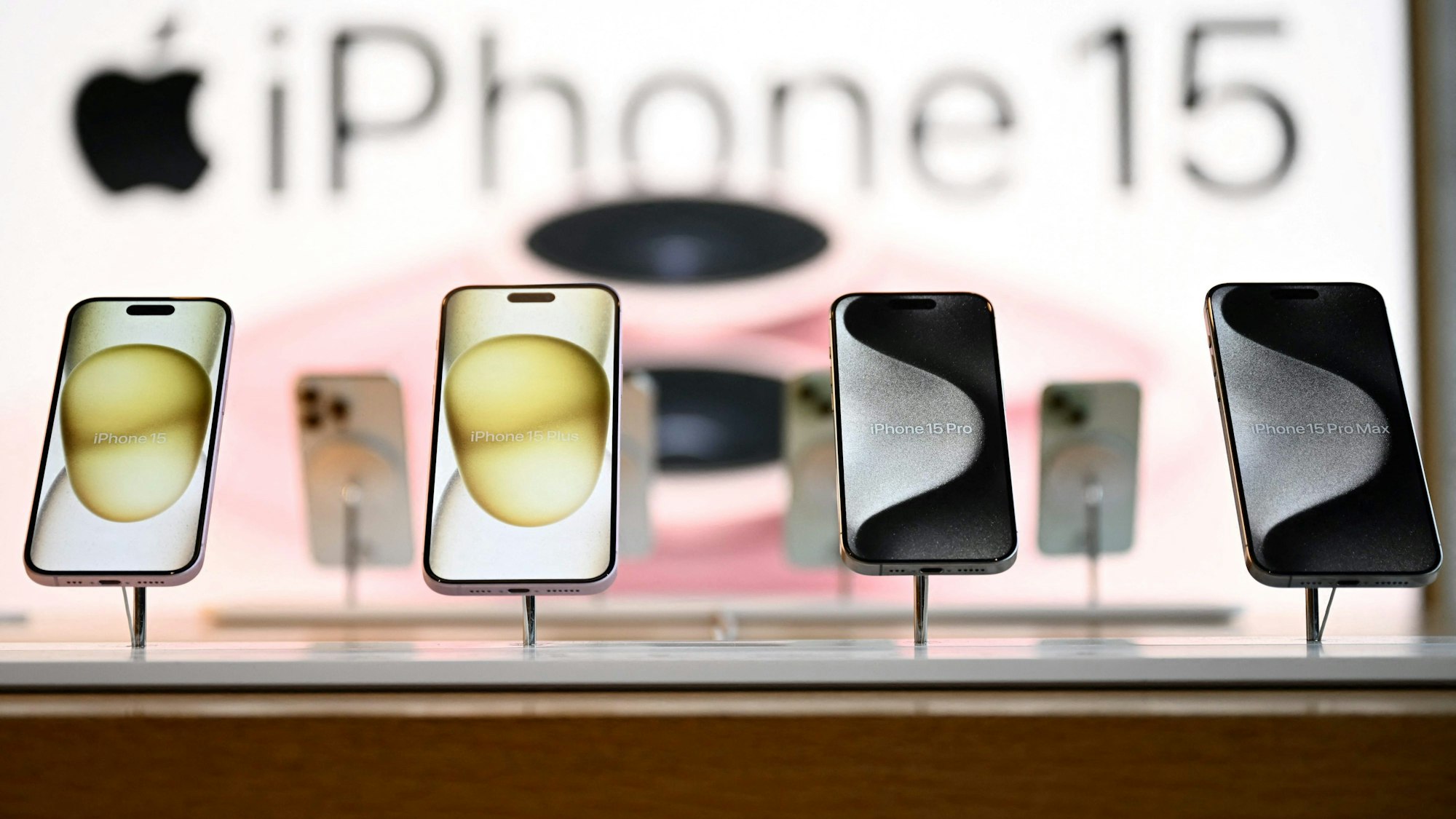 Erst am 12. September hatte Apple das iPhone 15 und iPhone 15 Plus vorgestellt. Nun gibt es Probleme mit überhitzen Telefonen. (Symbolbild)