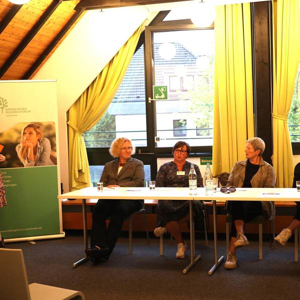 Frauen in einer Diskussionsrunde