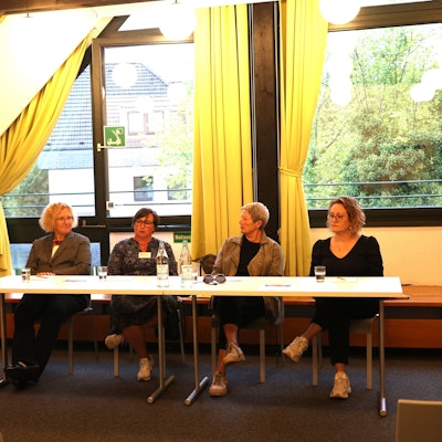 Frauen in einer Diskussionsrunde