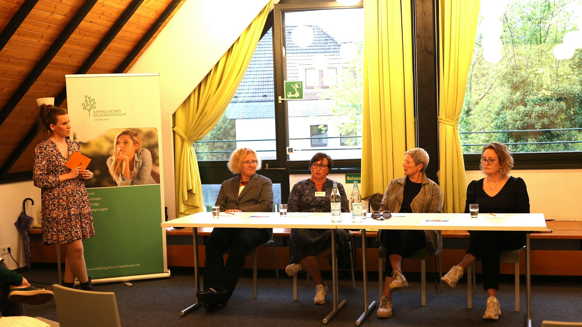 Frauen in einer Diskussionsrunde