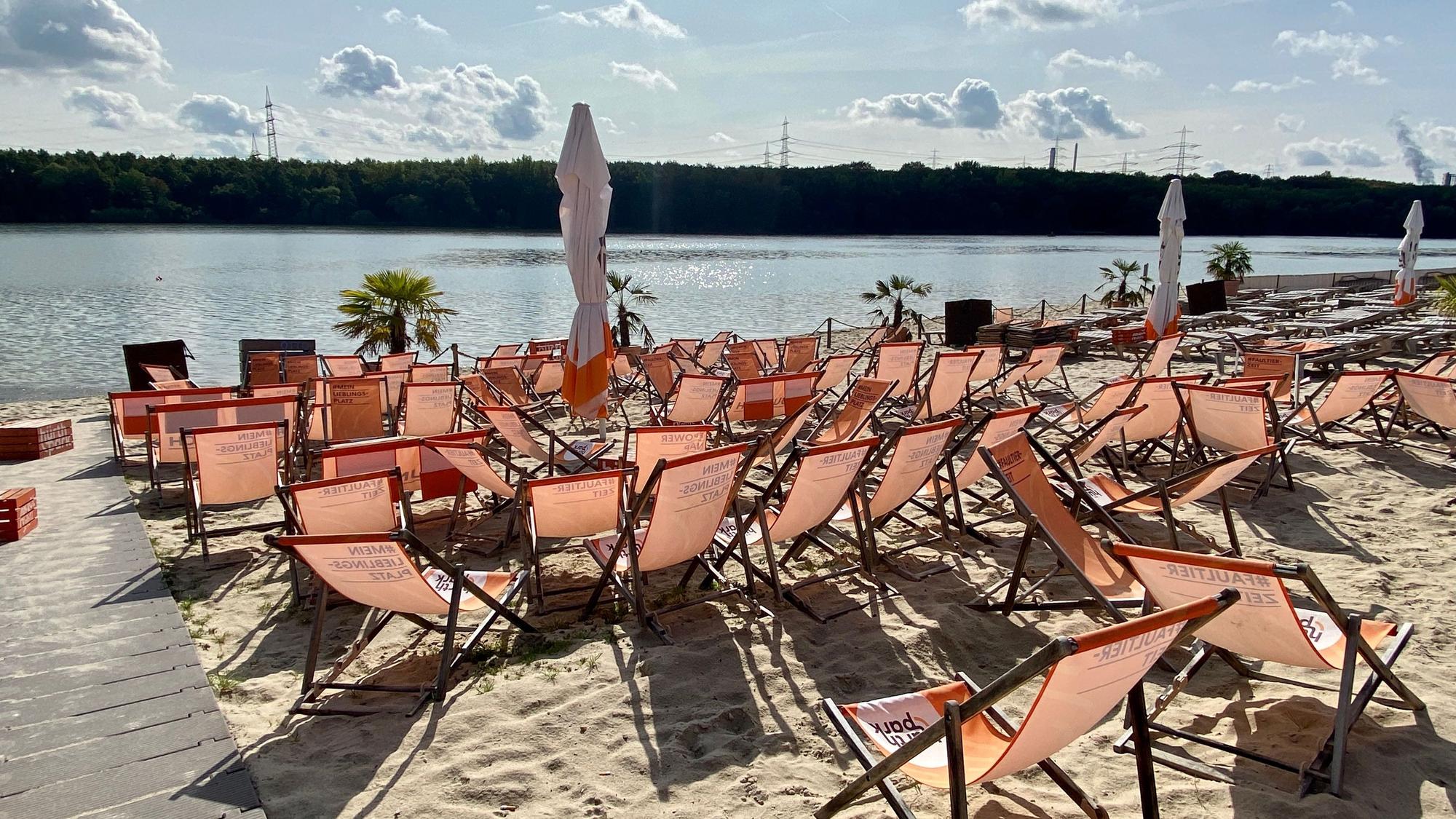 Leere Liegestühle am Otto-Maigler-See.