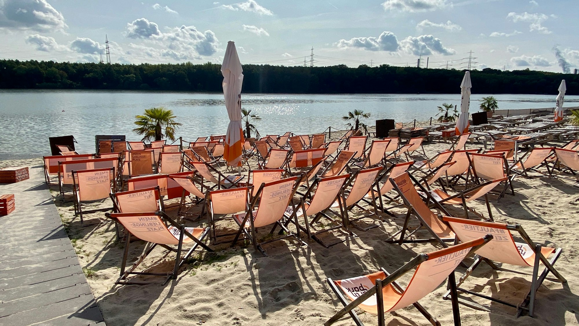 Leere Liegestühle am Otto-Maigler-See.