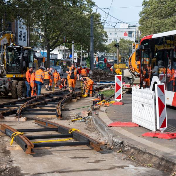 Großbaustelle der Kölner Verkehrsbetriebe (KVB) auf der Hahnenstraße am Neumarkt.