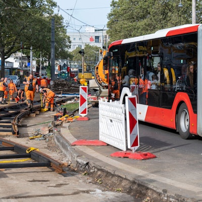 Großbaustelle der Kölner Verkehrsbetriebe (KVB) auf der Hahnenstraße am Neumarkt.
