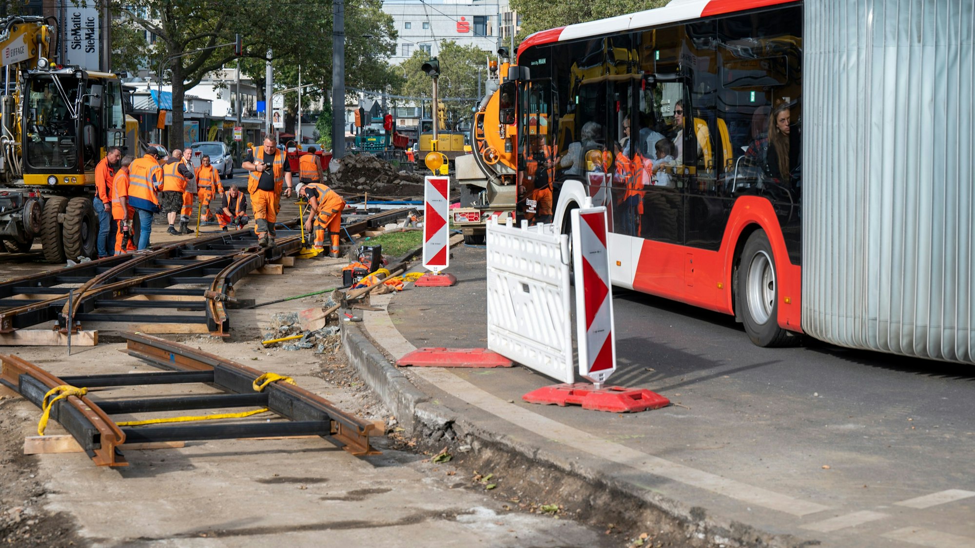 Großbaustelle der Kölner Verkehrsbetriebe (KVB) auf der Hahnenstraße am Neumarkt.