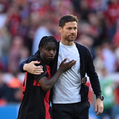 Xabi Alonso und Jeremie Frimpong