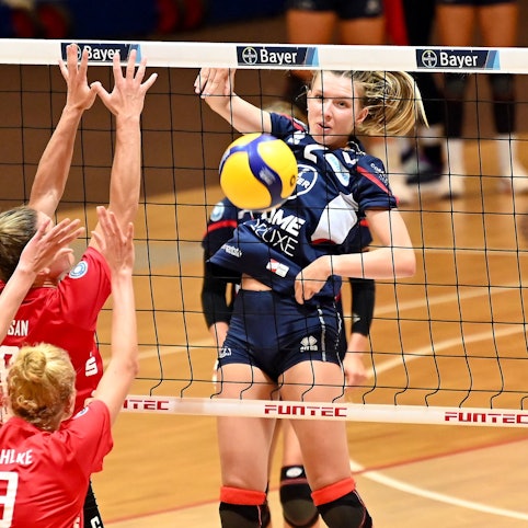16.09.2023,-Volleyball-Bayer Volleys - Stralsund
rechts: Alicia Stakemeier (Bayer)
Foto: Uli Herhaus