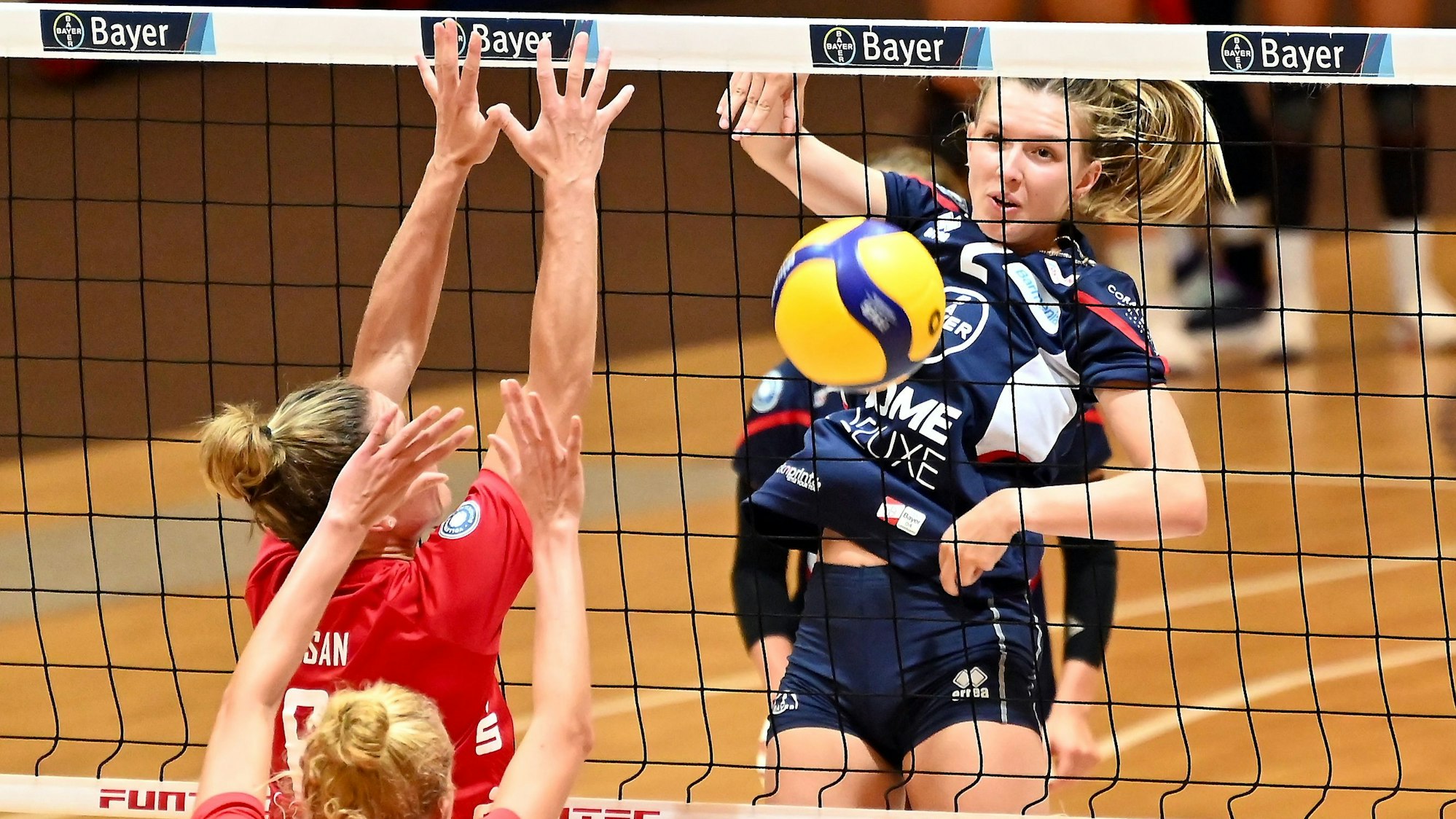 16.09.2023,-Volleyball-Bayer Volleys - Stralsund
rechts: Alicia Stakemeier (Bayer)
Foto: Uli Herhaus