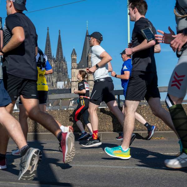 Der erste Kilometer des Köln-Marathons 2023 führte über die Deutzer Brücke, Dom-Panorama inklusive.