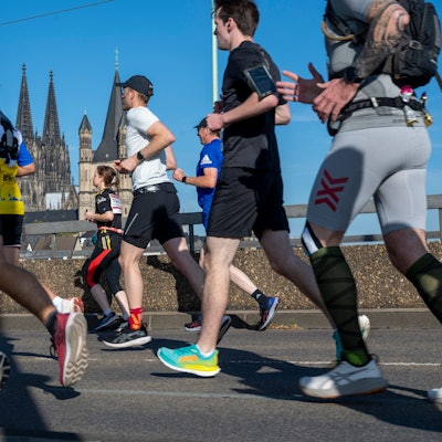 Der erste Kilometer des Köln-Marathons 2023 führte über die Deutzer Brücke, Dom-Panorama inklusive.