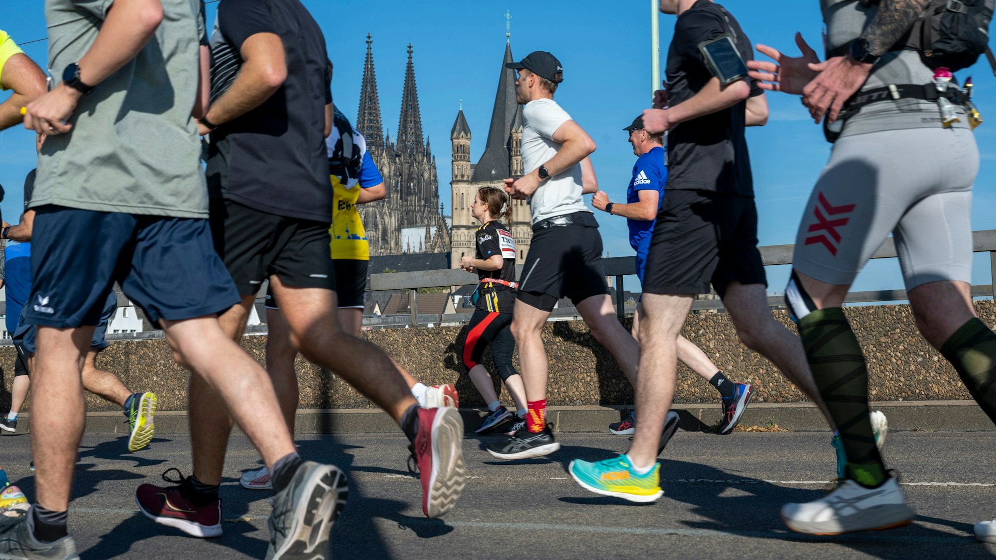 Der erste Kilometer des Köln-Marathons 2023 führte über die Deutzer Brücke, Dom-Panorama inklusive.