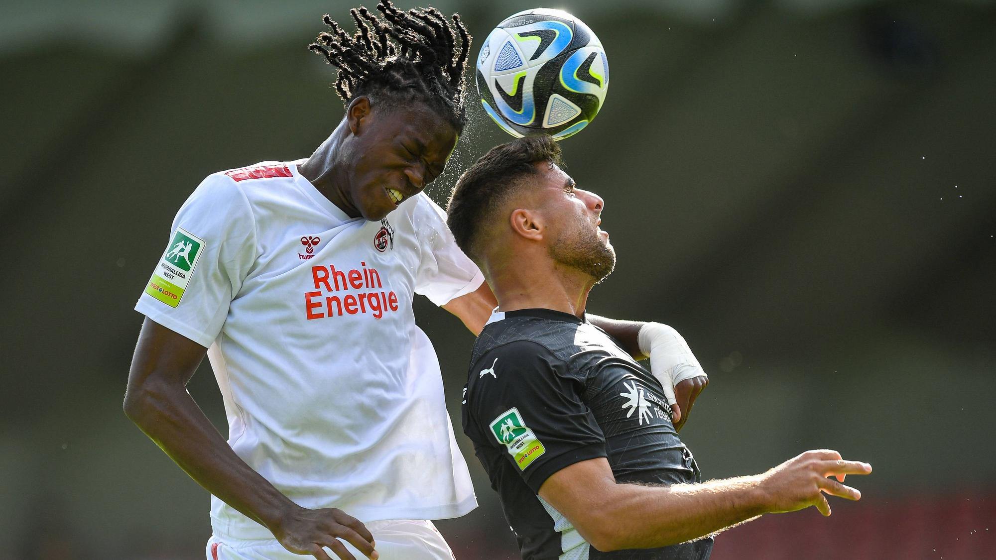 Fussball, Saison 2023/2024, Regionalliga West, 12.08.2023, 03. Spieltag, Herren, 1. FC Koeln U23 weiss vs. 1.FC Bocholt schwarz /// v.l.: Elias Geoffrey Bakatukanda 1. FC Koeln U23, Malek Fakhro 1.FC Bocholt, Koeln Franz-Kremer-Stadion Nordrhein-Westfalen Deutschland *** Football, Season 2023 2024, Regionalliga West, 12 08 2023, 03 Matchday, Men, 1 FC Koeln U23 white vs 1 FC Bocholt black v l Elias Geoffrey Bakatukanda 1 FC Koeln U23 , Malek Fakhro 1 FC Bocholt , Koeln Franz Kremer Stadion Nordrhein Westfalen Germany 230812_fb_1fc-koeln-u23_1fc-bocholt_20669