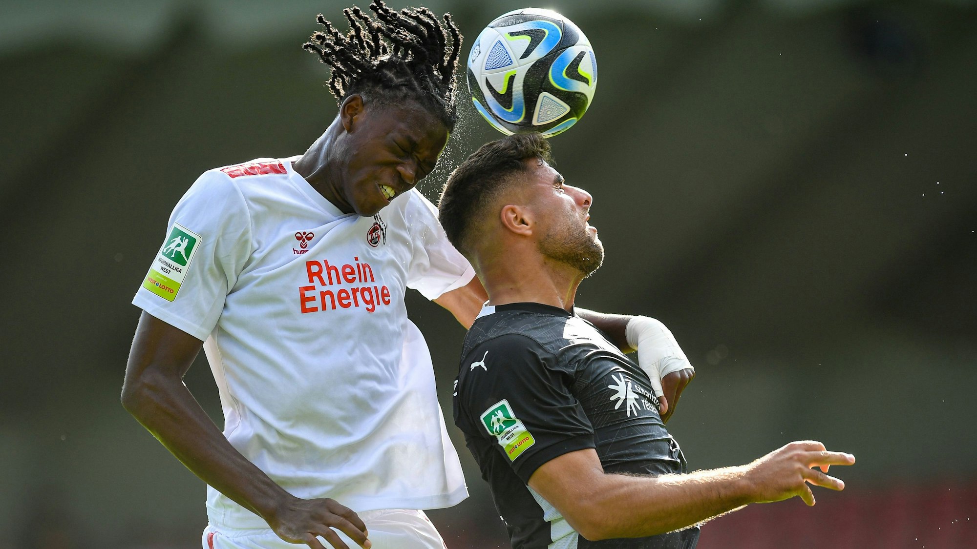 Fussball, Saison 2023/2024, Regionalliga West, 12.08.2023, 03. Spieltag, Herren, 1. FC Koeln U23 weiss vs. 1.FC Bocholt schwarz /// v.l.: Elias Geoffrey Bakatukanda 1. FC Koeln U23, Malek Fakhro 1.FC Bocholt, Koeln Franz-Kremer-Stadion Nordrhein-Westfalen Deutschland *** Football, Season 2023 2024, Regionalliga West, 12 08 2023, 03 Matchday, Men, 1 FC Koeln U23 white vs 1 FC Bocholt black v l Elias Geoffrey Bakatukanda 1 FC Koeln U23 , Malek Fakhro 1 FC Bocholt , Koeln Franz Kremer Stadion Nordrhein Westfalen Germany 230812_fb_1fc-koeln-u23_1fc-bocholt_20669