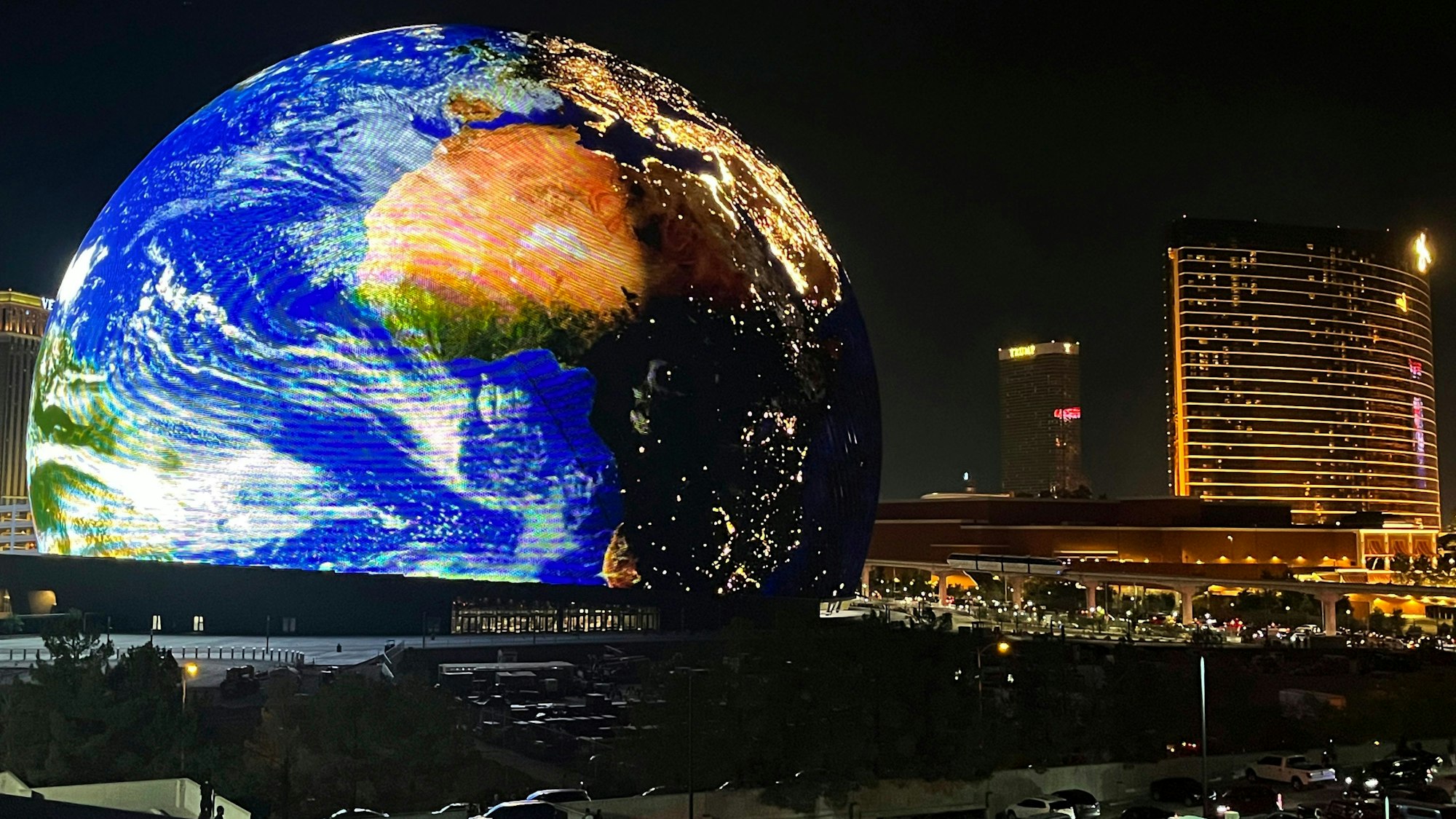 Abbild der Erdkugel als Schmuck der MSG Sphere. Die Darstellungsmöglichkeiten auf der Fassade sind unbegrenzt.