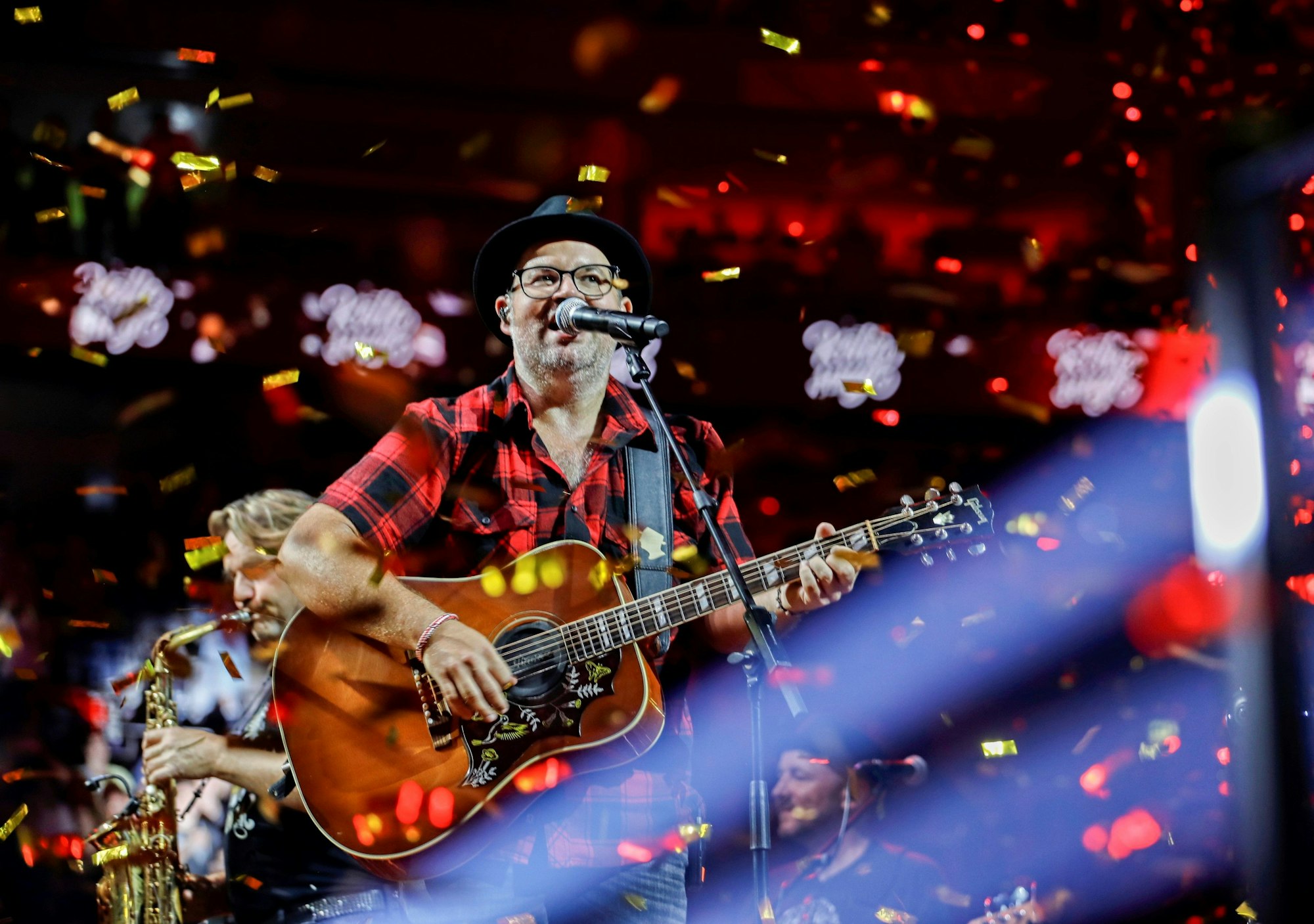 „Kölle singt“: Björn Heuser führte durch den Abend und spielte kölsche Klassiker zum Mitsingen.