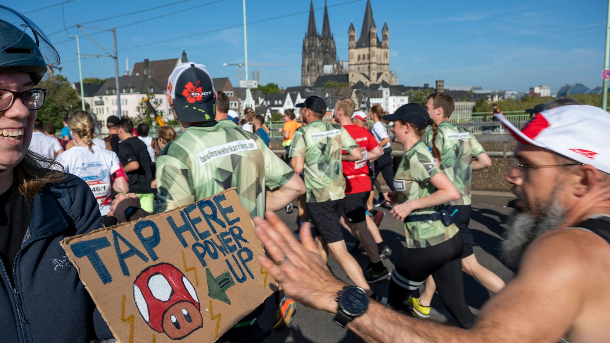 Beim Köln-Marathon laufen die Teilnehmer und Teilnehmerinnen über die Deutzer Brücke.