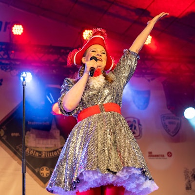 Vera Passy als „Et Vünkchen“ auf der Oktoberkirmes in Flittard