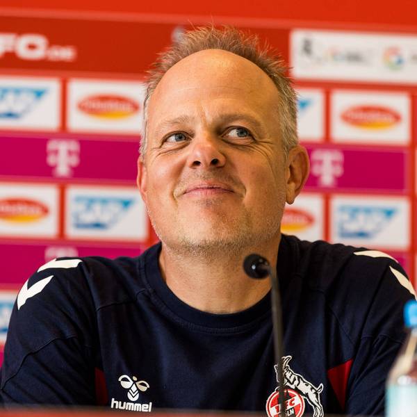 FC-Trainer Daniel Weber auf einer Pressekonferenz des 1. FC Köln (Symbolbild)