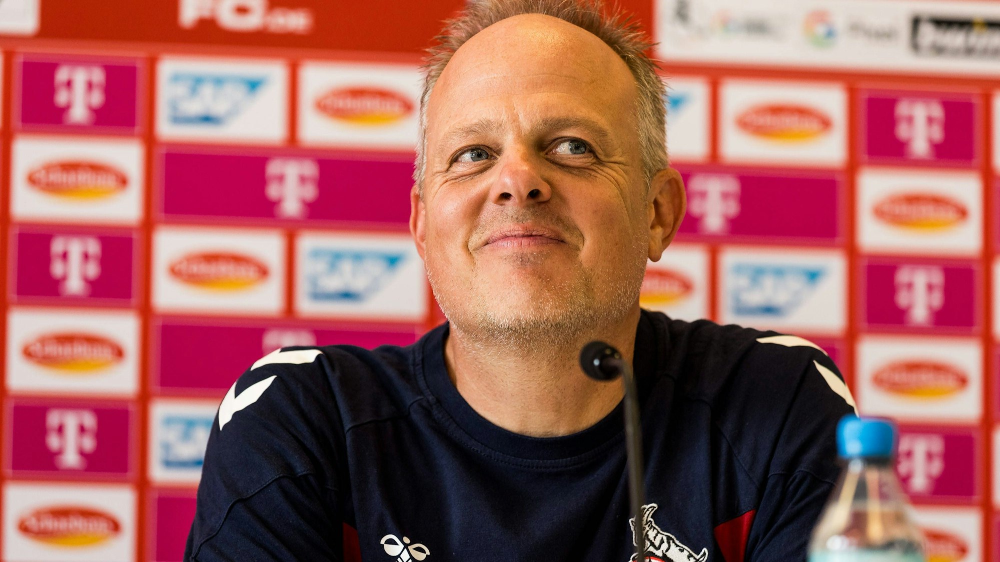 GOOGLE PIXEL Frauen Bundesliga: 1. FC Koeln - RB Leipzig 17.09.2023 Daniel Weber Trainer 1. FC Koeln grinsend in der Pressekonferenz GOOGLE PIXEL Frauen Bundesliga, 1. FC Koeln - RB Leipzig, Koeln, Franz-Kremer-Stadion am 17.09.2023 DFB REGULATIONS PROHIBIT ANY USE OF PHOTOGRAPHS AS IMAGE SEQUENCES AND/OR QUASI-VIDEO. *** GOOGLE PIXEL Womens Bundesliga 1 FC Koeln RB Leipzig 17 09 2023 Daniel Weber coach 1 FC Koeln grinning in press conference GOOGLE PIXEL Womens Bundesliga, 1 FC Koeln RB Leipzig, Koeln, Franz Kremer Stadium on 17 09 2023 DFB REGULATES PROHIBIT ANY USE OF PHOTOGRAPHS AS IMAGE SEQUENCES AND OR QUASI VIDEO Copyright: xBEAUTIFULxSPORTS/Wunderlx