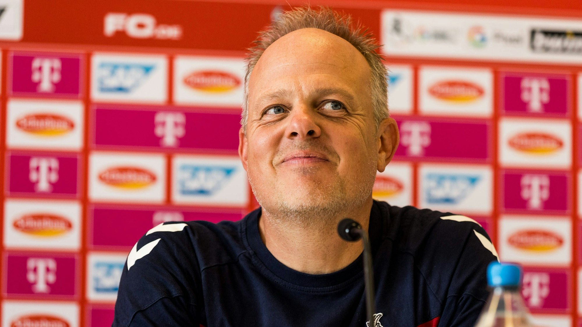 FC-Trainer Daniel Weber auf einer Pressekonferenz des 1. FC Köln (Symbolbild)