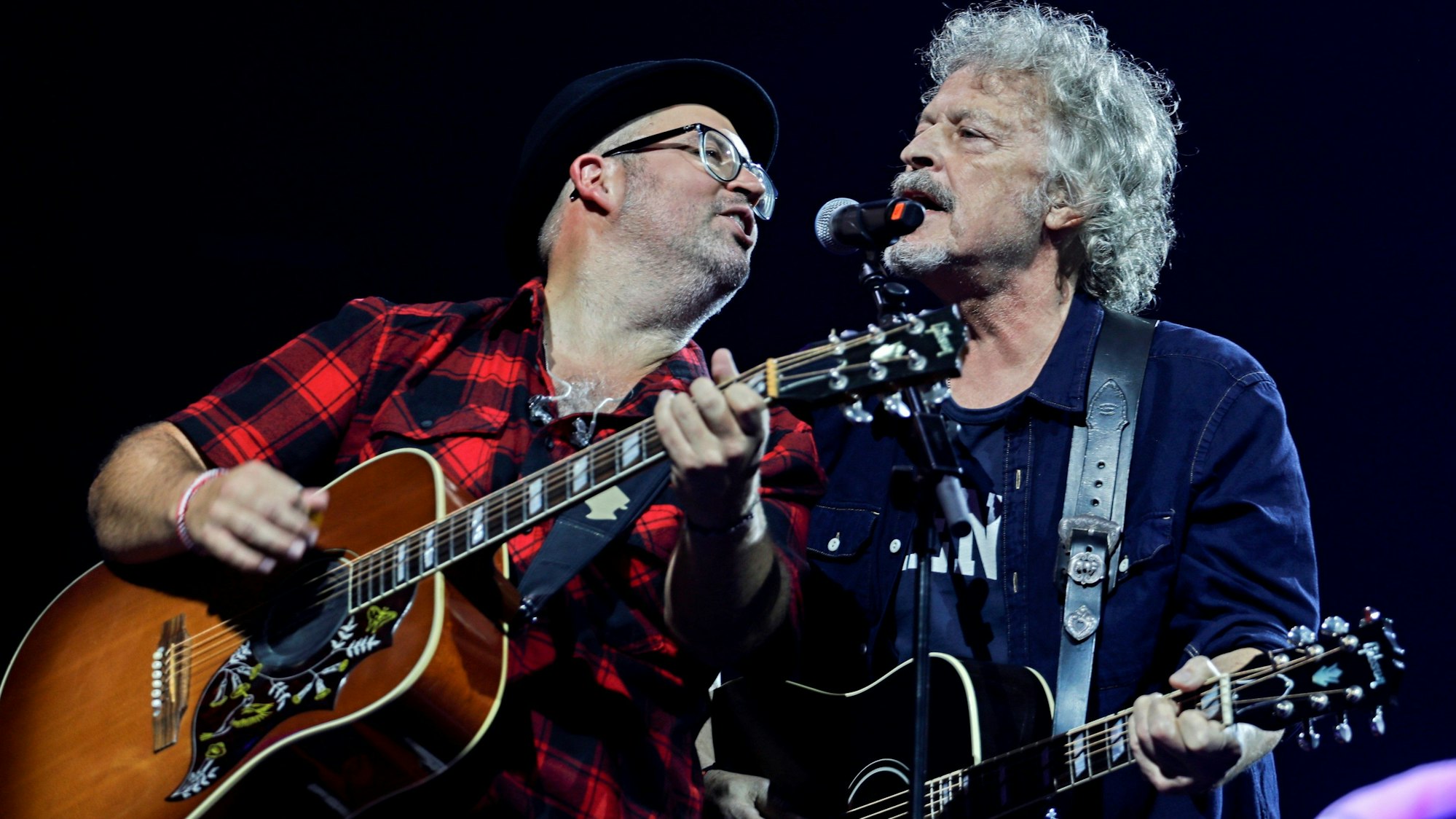 BAP-Legende Wolfgang Niedecken (r.) wurde bei „Kölle singt“ unter anderem von Björn Heuser geehrt.