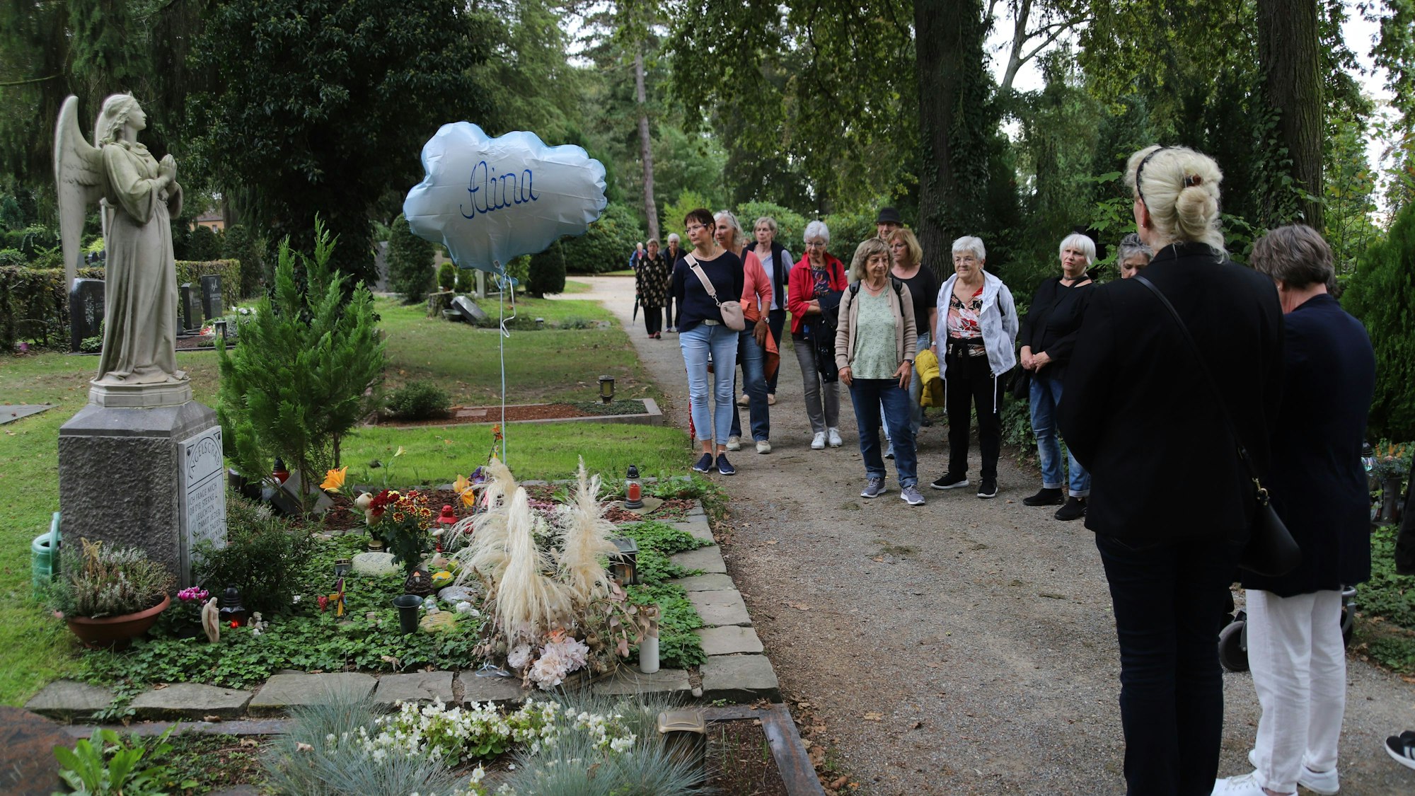 Der Verein Tod und Leben feierte auf dem Nordfriedhof zum ersten Mal das Michaelifest und startete mit einem Schweige-Spaziergang. Die Gruppe versammelte sich unterwegs am Engelsgrab, der Begräbnisstätte für früh gestorbene oder tot geborene Kinder.