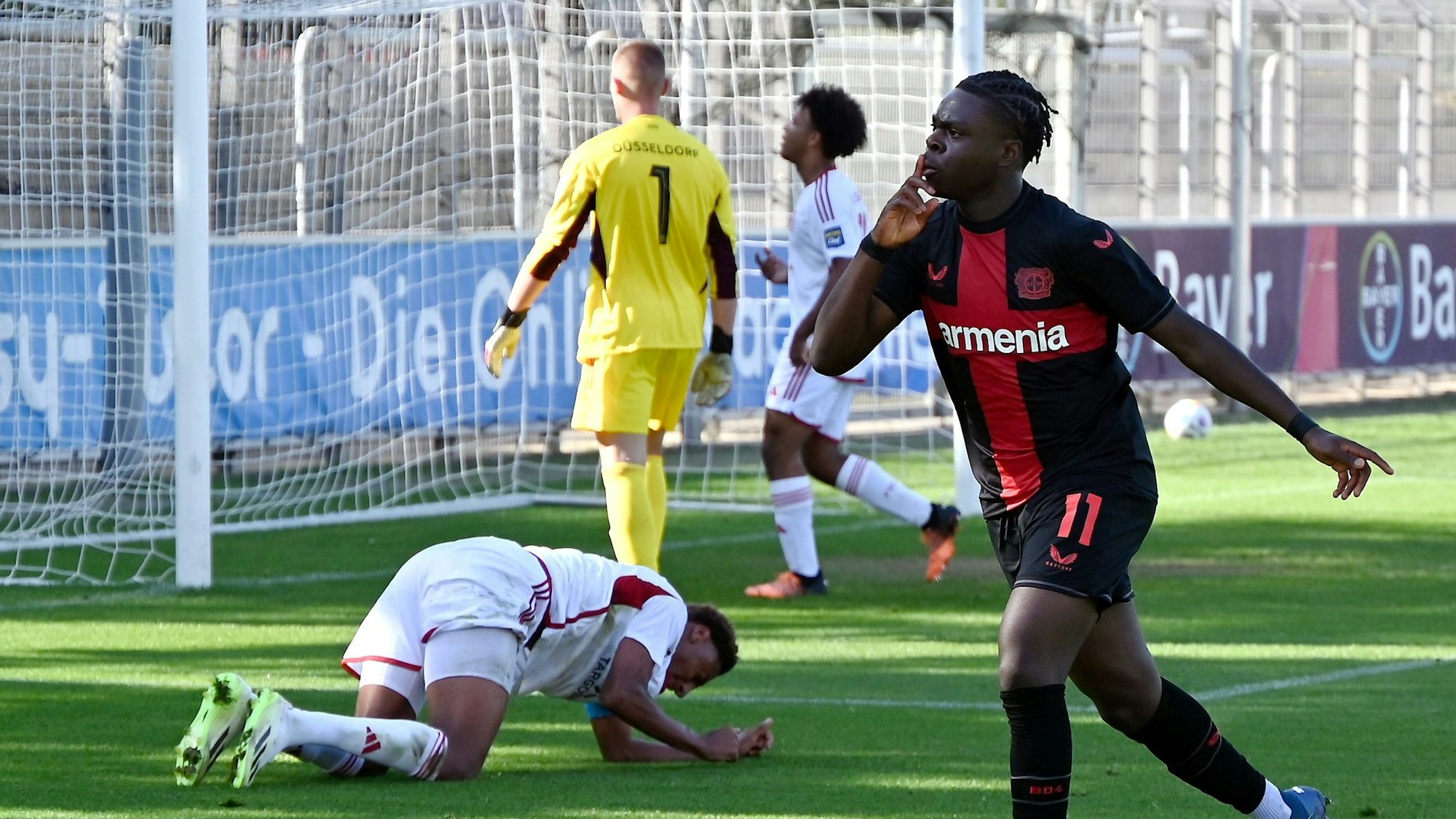 01.10.2023, Fussball-U19-Bayer Leverkusen-Düsseldorf
Ken Izekor (Bayer) Torschütze zum 1:0
Foto: Uli Herhaus