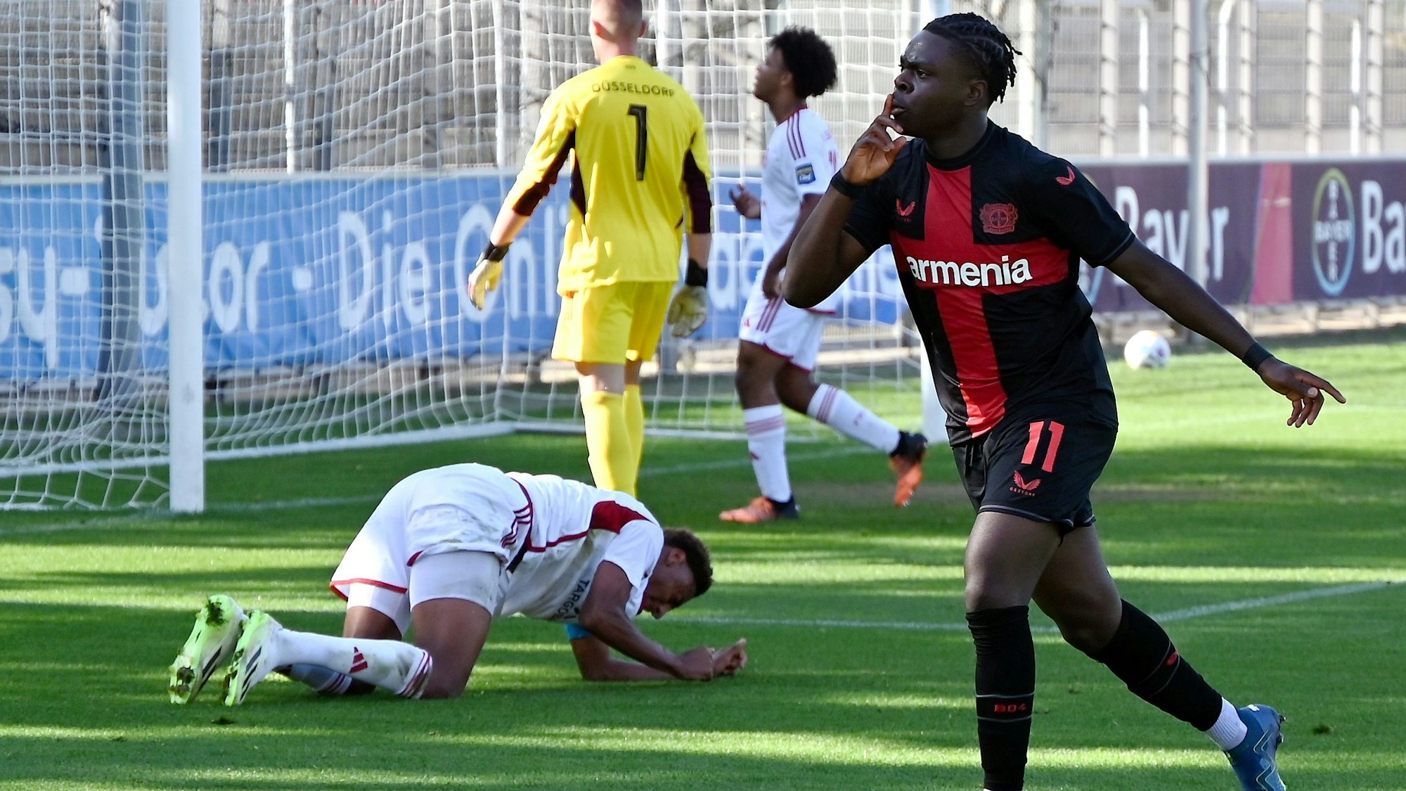 01.10.2023, Fussball-U19-Bayer Leverkusen-Düsseldorf
Ken Izekor (Bayer) Torschütze zum 1:0
Foto: Uli Herhaus