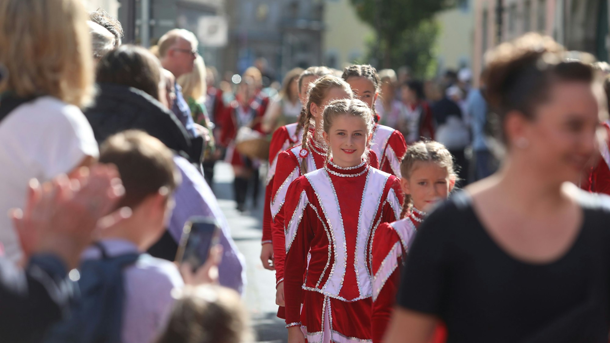 Eine Tanzgarde läuft bei einem Festumzug mit.