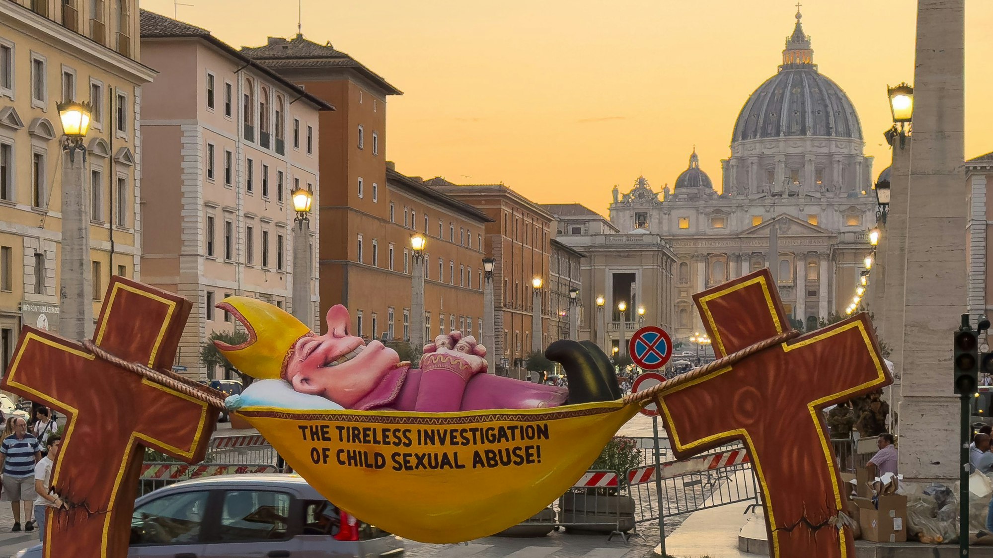 Eine Figur des Düsseldorfer Künstlers Jacques Tilly, die Kritik an einer schleppenden Aufarbeitung des Missbrauchsskandals übt, darf auf einer Demonstration vor dem Vatikan nach einem Verbot durch die italienische Polizei nicht aufgestellt oder mitgeführt werden. Vor dem Kölner Dom hatten Missbrauchsbetroffene sie hingegen verwenden dürfen.