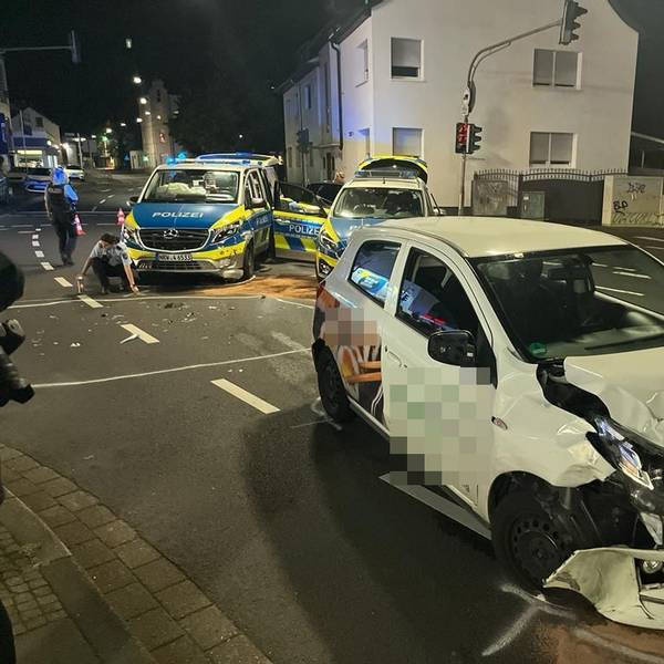 Ein beschädigtes Auto steht an der Unfallstelle.