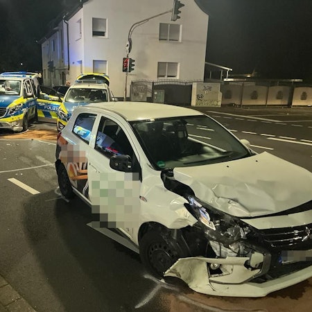 Ein beschädigtes Auto steht an der Unfallstelle.
