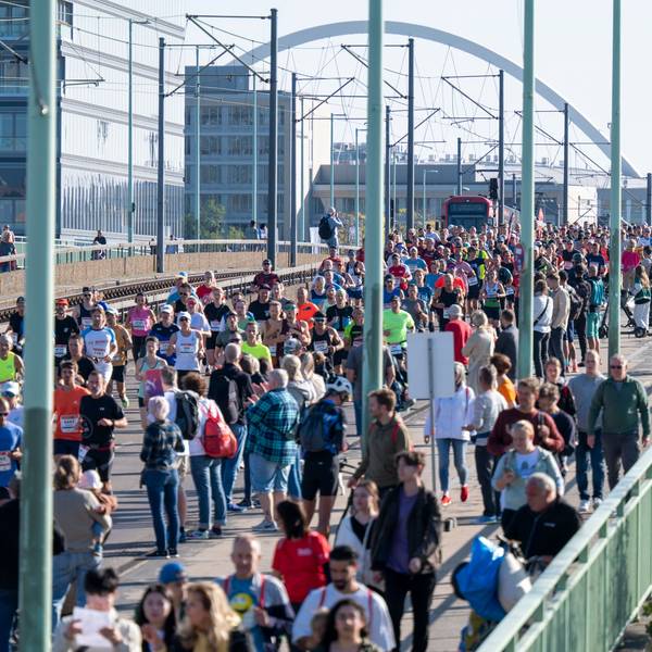 01.10.2023, Köln: Der erste Kilometer führt über die Deutzer Brücke. 25. Köln-Marathon. Der Lauf ist dieses Jahr gleichzeitig der Wettbewerb um die Deutsche Marathonmeisterschaften. Foto: Uwe Weiser