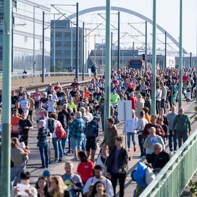 01.10.2023, Köln: Der erste Kilometer führt über die Deutzer Brücke. 25. Köln-Marathon. Der Lauf ist dieses Jahr gleichzeitig der Wettbewerb um die Deutsche Marathonmeisterschaften. Foto: Uwe Weiser