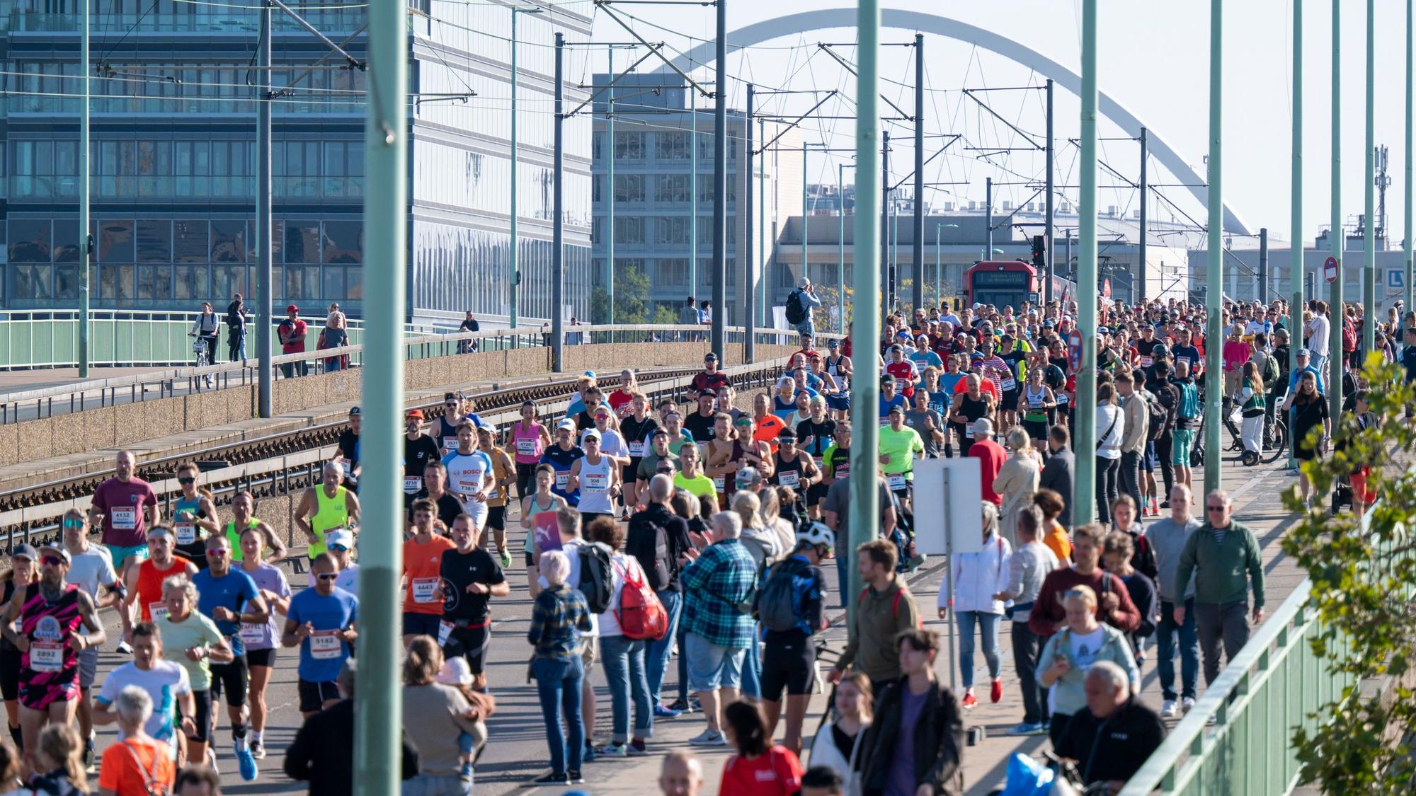 01.10.2023, Köln: Der erste Kilometer führt über die Deutzer Brücke. 25. Köln-Marathon. Der Lauf ist dieses Jahr gleichzeitig der Wettbewerb um die Deutsche Marathonmeisterschaften. Foto: Uwe Weiser