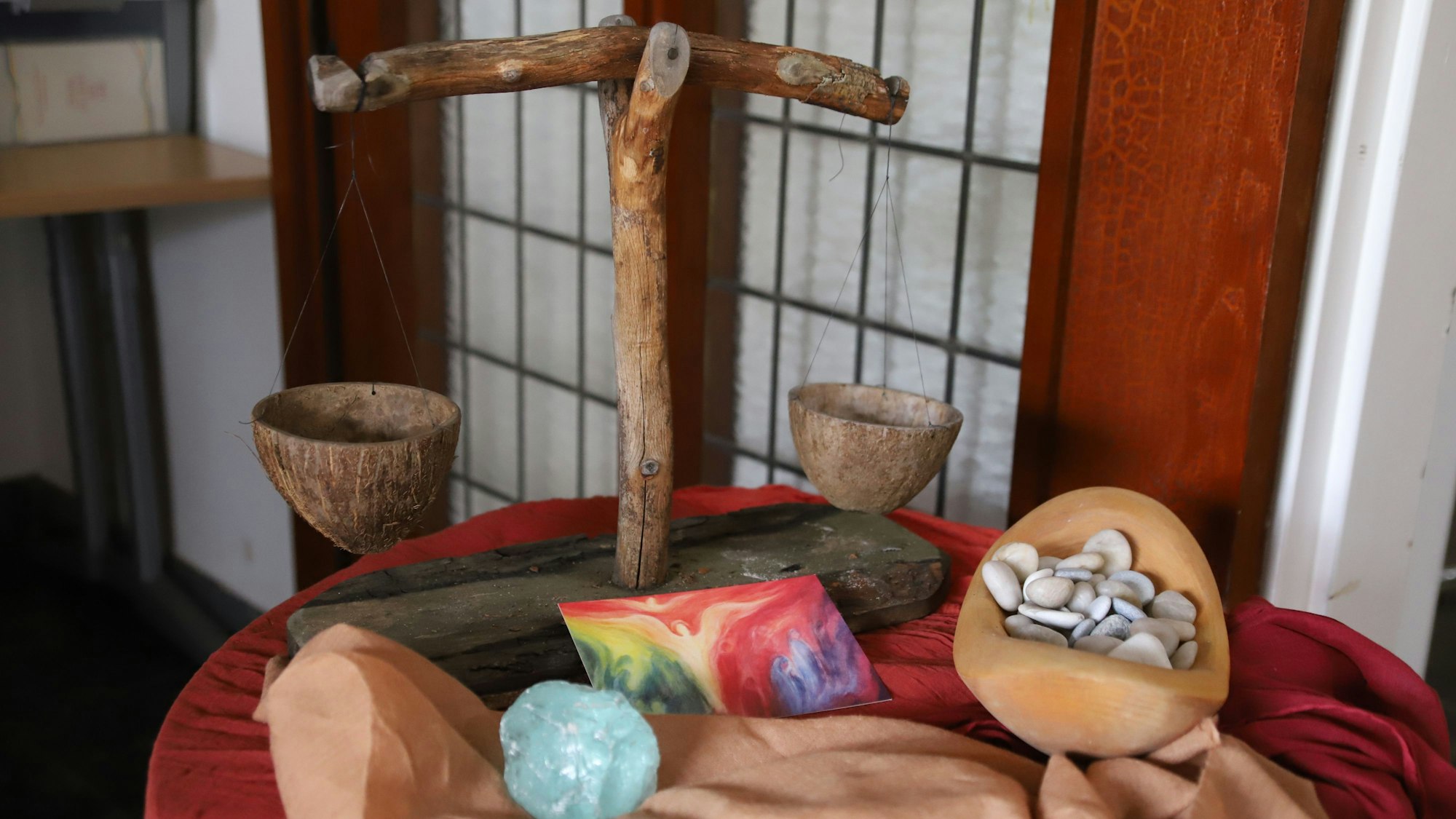 In die Seelenwaage konnten die Besucherinnen einen Stein legen, um dem Guten oder dem Bösen den Ausschlag zu geben.